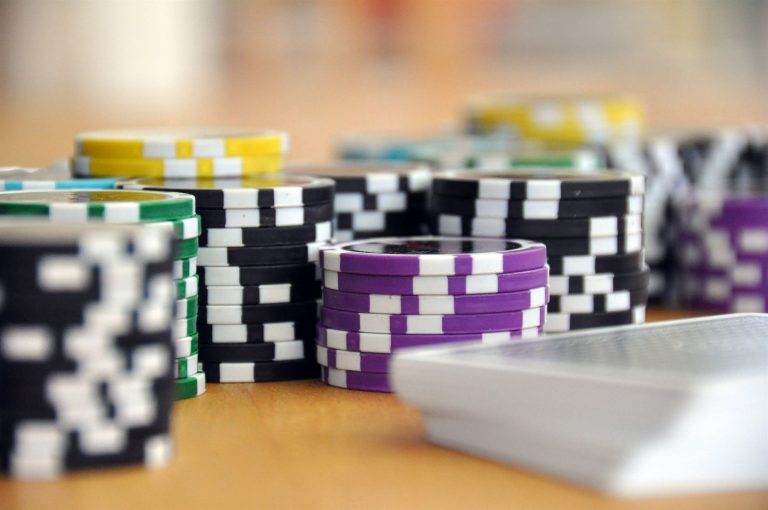 Rozwój Umiejętności w Pokerze Online: Jak Stać Się Wirtualnym Asiem