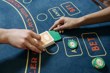 Dealer, Mała Ciemna i Duża Ciemna: Poznaj Role Przy Stołach Pokerowych