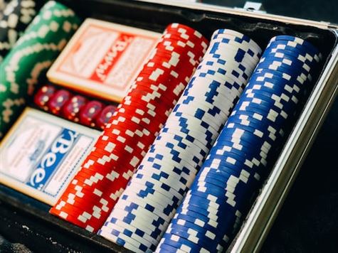 Strategia Pokerowa: Jak Stacki Mogą Zmieniać Grę – Optymalizacja Gry