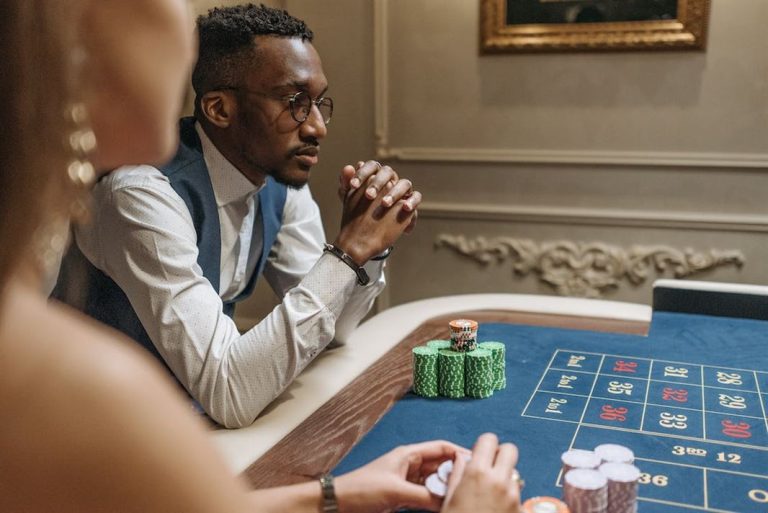 Psychologia Stołu Pokerowego: Jak Wykorzystać Emocje do Swojej Przewagi