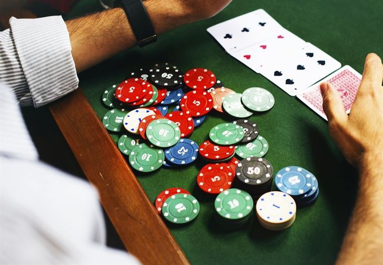 Dominacja Żetonami w Pokerze: Jak Wykorzystać Dużą Przewagę